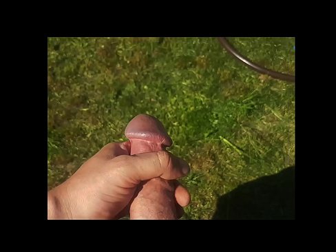 ❤️ Heit týpa lætur bleiku kisuna sína helvíti og kemur með sprautu í sumargarði ❌ Klámmyndband hjá okkur ☑