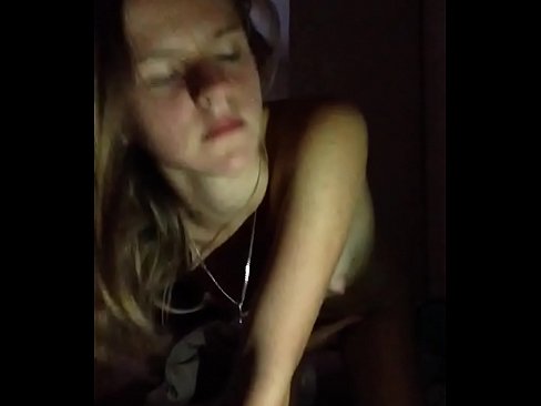 ❤️ Stúlka sjálfsfróar sér og kúrir ❌ Klámmyndband hjá okkur ☑