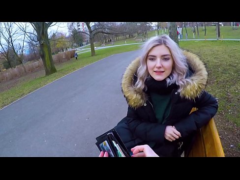 ❤️ Gleypir heitt ásamt ókunnugra fyrir peninga - blástur í garðinum eftir Evu Elfie ❌ Klámmyndband hjá okkur ☑